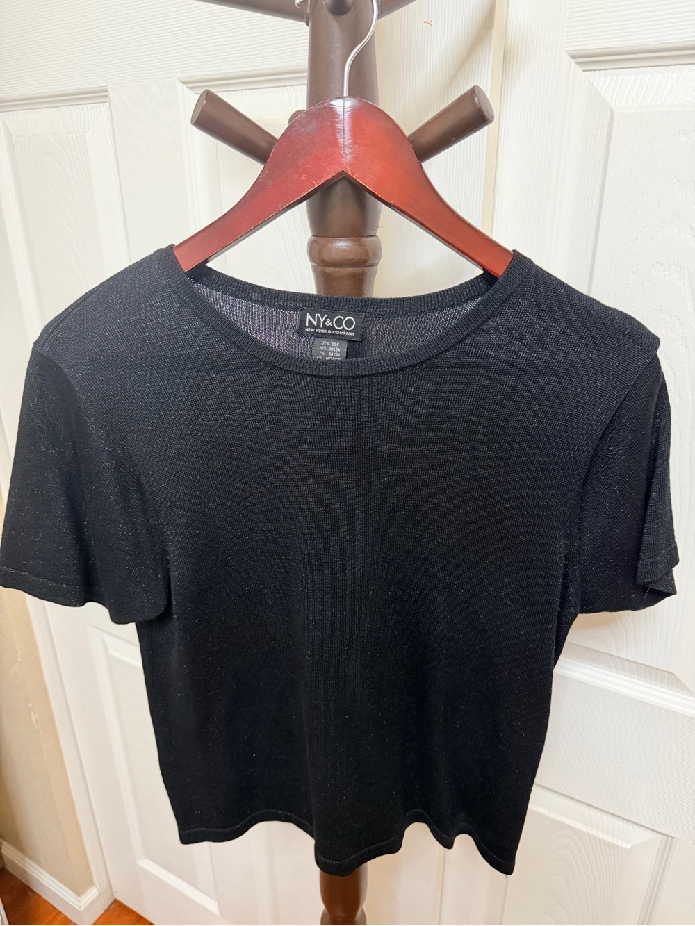 New York & Company Black Short Sleeve Crewneck Tee